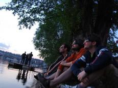 Praga desde la orilla del río y tres seductores italianos, mirando hacia el futuro