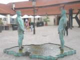 las estatuas hechas por el controvertido escultor David Černý, en frente del museo Kafka. Se dice que las estatuas representan el Este y el Oeste.  