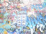El muro de Lennon. Si quieres adornarlo un poco más, adelante, ¡está permitido! 