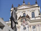 La estatua de Tomas GARRIGUE Masaryk, mirando hacia el Castillo
